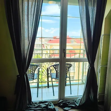 Golden Hermes, Z Basenem