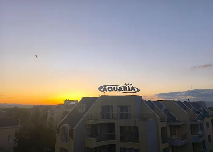 Golden Hermes, Z Basenem 公寓