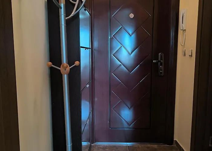 Golden Hermes, Z Basenem *