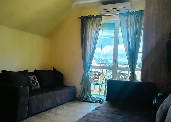 Golden Hermes, Z Basenem *