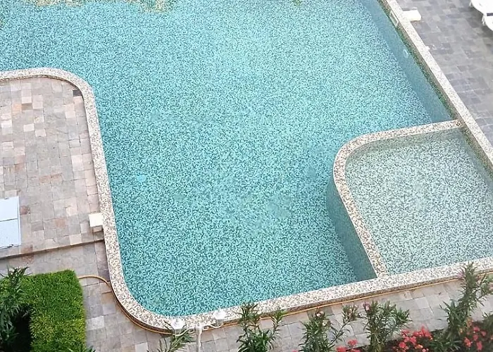 Golden Hermes, Z Basenem