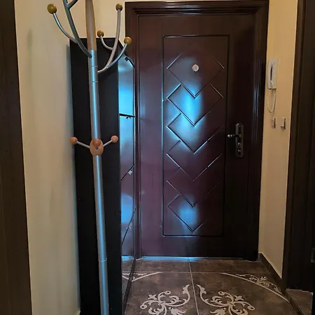 Golden Hermes, Z Basenem *