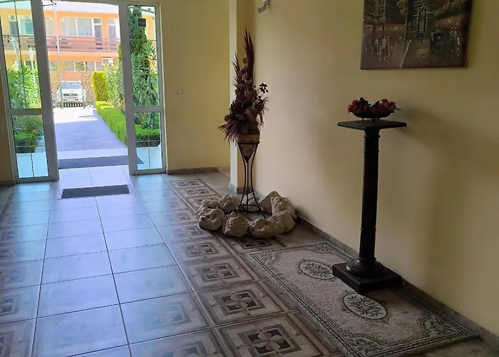 Golden Hermes, Z Basenem סאני ביץ'