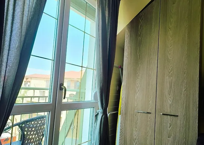 Golden Hermes, Z Basenem